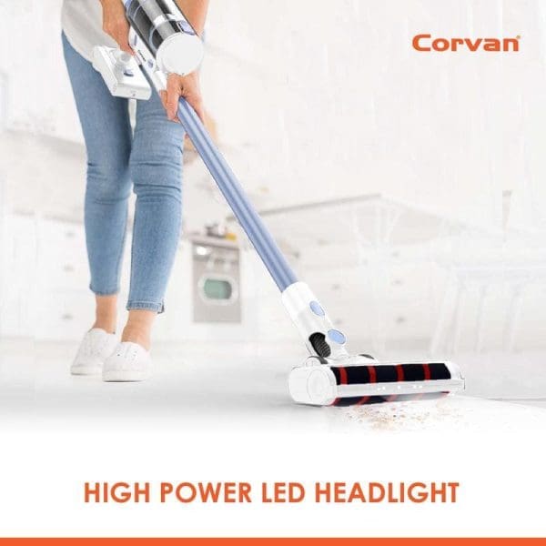 Penyedut habuk tanpa wayar Corvan K9 Luxe dengan lampu LED berkuasa tinggi digunakan untuk membersihkan lantai di dapur putih moden