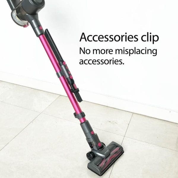 Corvan Cordless Vacuum K6 dengan klip aksesori berwarna merah jambu dan hitam di atas lantai putih, menunjukkan ciri tiada kehilangan aksesori.