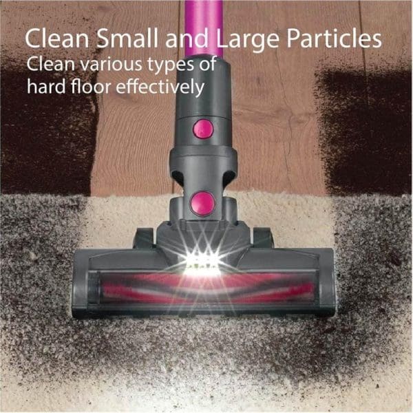 Corvan Cordless Vacuum K6 membersihkan zarah kecil dan besar pada lantai keras dengan berkesan, menunjukkan kepala pembersih bercahaya LED pada permukaan berlainan.
