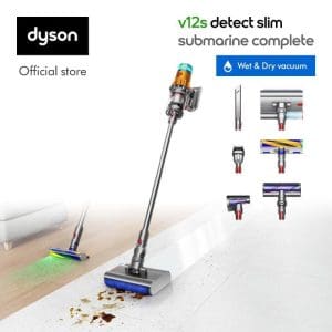 Dyson V12s Detect Slim Submarine Complete vakum kering dan basah dengan pelbagai kepala pembersih, menunjukkan keupayaan membersih lantai dan mengesan zarah halus.