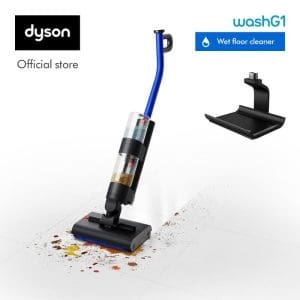 Dyson WashG1 pembersih lantai basah baru dengan pen hidup biru, bekas air jernih, kepala pembersih hitam dan attachment tambahan di atas lantai putih bernoda.