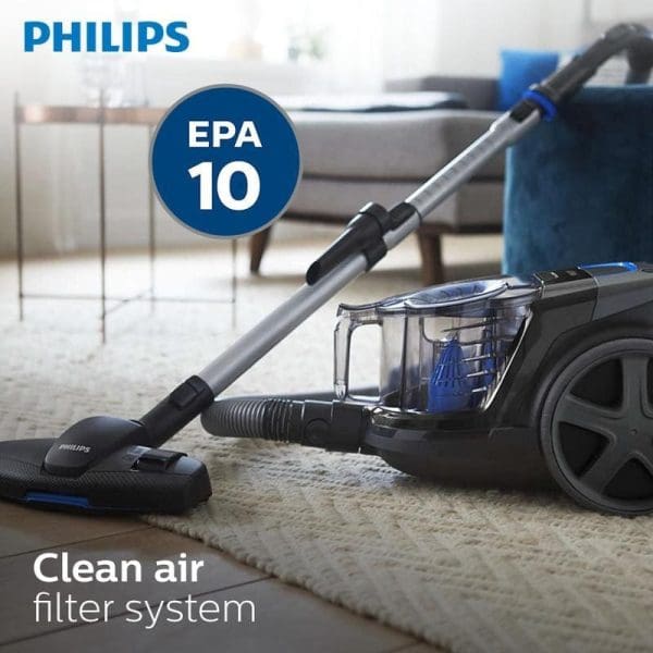 Philips FC9350 PowerPro Compact penyedut habuk tanpa beg dengan sistem penapis udara bersih EPA 10, ditunjukkan di ruang tamu moden