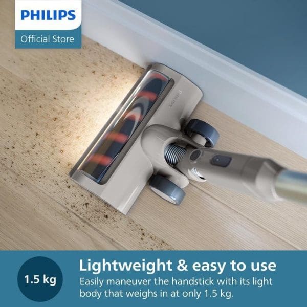 Philips XC2011 Cordless Vacuum Cleaner menghisap serpihan di atas lantai kayu, menunjukkan berat ringan 1.5kg dan mudah digunakan, dari kedai rasmi Philips.