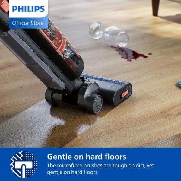 Philips XW6264 Penyedut Hampagas Tanpa Wayar 2-dalam-1 Basah dan Kering membersihkan tumpahan wain merah di atas lantai kayu dengan berus gentil untuk lantai keras.